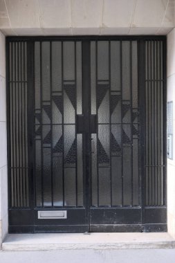 Art Deco bina cepheleri, geometrik dekorasyonlar, süsler ve daha fazlası. 20. yüzyılın başından itibaren mimarlık. Paris, Nice ve Brüksel 'de çekildi. Fransa ve Belçika.