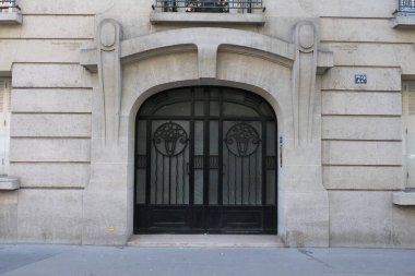 Art Deco bina cepheleri, geometrik dekorasyonlar, süsler ve daha fazlası. 20. yüzyılın başından itibaren mimarlık. Paris, Nice ve Brüksel 'de çekildi. Fransa ve Belçika.