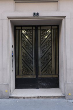 Art Deco bina cepheleri, geometrik dekorasyonlar, süsler ve daha fazlası. 20. yüzyılın başından itibaren mimarlık. Paris, Nice ve Brüksel 'de çekildi. Fransa ve Belçika.