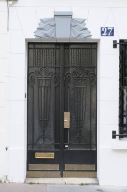 Art Deco bina cepheleri, geometrik dekorasyonlar, süsler ve daha fazlası. 20. yüzyılın başından itibaren mimarlık. Paris, Nice ve Brüksel 'de çekildi. Fransa ve Belçika.
