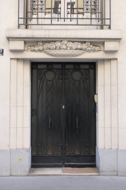 Art Deco bina cepheleri, geometrik dekorasyonlar, süsler ve daha fazlası. 20. yüzyılın başından itibaren mimarlık. Paris, Nice ve Brüksel 'de çekildi. Fransa ve Belçika.
