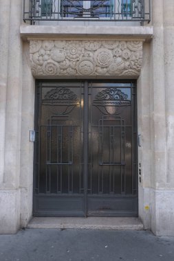 Art Deco bina cepheleri, geometrik dekorasyonlar, süsler ve daha fazlası. 20. yüzyılın başından itibaren mimarlık. Paris, Nice ve Brüksel 'de çekildi. Fransa ve Belçika.