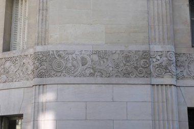 Art Deco bina cepheleri, geometrik dekorasyonlar, süsler ve daha fazlası. 20. yüzyılın başından itibaren mimarlık. Paris, Nice ve Brüksel 'de çekildi. Fransa ve Belçika.