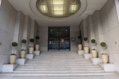 Art Deco bina cepheleri, geometrik dekorasyonlar, süsler ve daha fazlası. 20. yüzyılın başından itibaren mimarlık. Paris, Nice ve Brüksel 'de çekildi. Fransa ve Belçika.