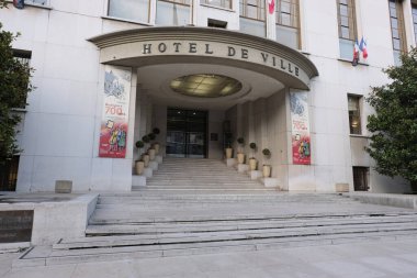 Art Deco bina cepheleri, geometrik dekorasyonlar, süsler ve daha fazlası. 20. yüzyılın başından itibaren mimarlık. Paris, Nice ve Brüksel 'de çekildi. Fransa ve Belçika.