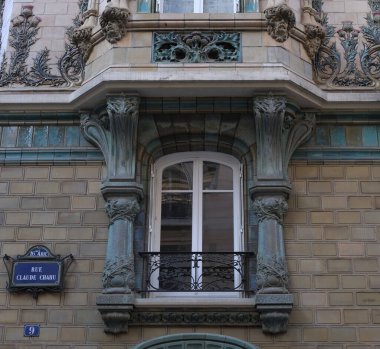 Art Nouveau 'nun cephelerindeki resimler, çiçek desenleri, kıvrımlı çizgiler, kapılar ve daha fazlası. Mimarlık 20. yüzyılın başından kalma..