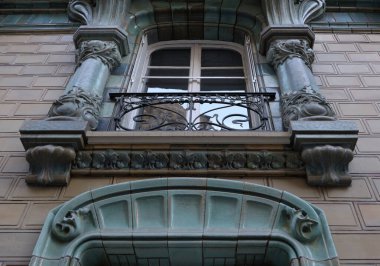 Art Nouveau 'nun cephelerindeki resimler, çiçek desenleri, kıvrımlı çizgiler, kapılar ve daha fazlası. Mimarlık 20. yüzyılın başından kalma..