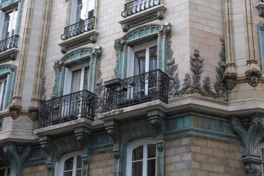 Art Nouveau 'nun cephelerindeki resimler, çiçek desenleri, kıvrımlı çizgiler, kapılar ve daha fazlası. Mimarlık 20. yüzyılın başından kalma..