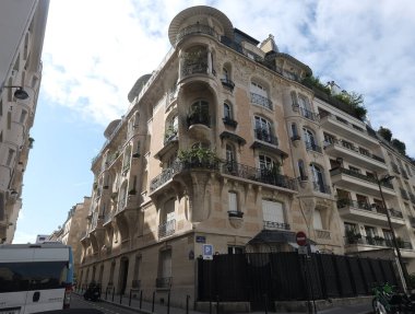 Art Nouveau 'nun cephelerindeki resimler, çiçek desenleri, kıvrımlı çizgiler, kapılar ve daha fazlası. Mimarlık 20. yüzyılın başından kalma..