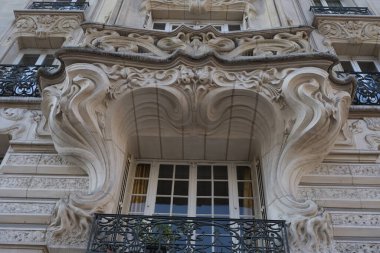Art Nouveau 'nun cephelerindeki resimler, çiçek desenleri, kıvrımlı çizgiler, kapılar ve daha fazlası. Mimarlık 20. yüzyılın başından kalma..