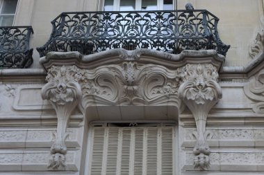 Art Nouveau 'nun cephelerindeki resimler, çiçek desenleri, kıvrımlı çizgiler, kapılar ve daha fazlası. Mimarlık 20. yüzyılın başından kalma..