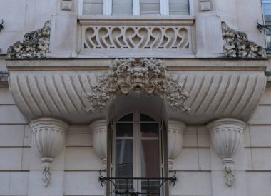 Art Nouveau 'nun cephelerindeki resimler, çiçek desenleri, kıvrımlı çizgiler, kapılar ve daha fazlası. Mimarlık 20. yüzyılın başından kalma..