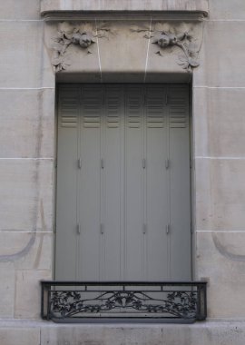 Art Nouveau 'nun cephelerindeki resimler, çiçek desenleri, kıvrımlı çizgiler, kapılar ve daha fazlası. Mimarlık 20. yüzyılın başından kalma..