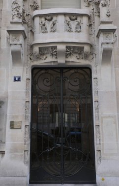 Art Nouveau 'nun cephelerindeki resimler, çiçek desenleri, kıvrımlı çizgiler, kapılar ve daha fazlası. Mimarlık 20. yüzyılın başından kalma..