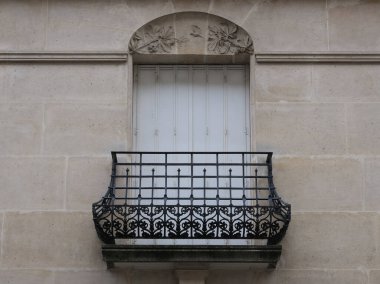 Art Nouveau 'nun cephelerindeki resimler, çiçek desenleri, kıvrımlı çizgiler, kapılar ve daha fazlası. Mimarlık 20. yüzyılın başından kalma..