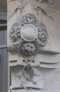 Art Nouveau 'nun cephelerindeki resimler, çiçek desenleri, kıvrımlı çizgiler, kapılar ve daha fazlası. Mimarlık 20. yüzyılın başından kalma..