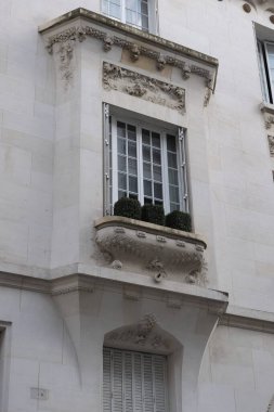 Art Nouveau 'nun cephelerindeki resimler, çiçek desenleri, kıvrımlı çizgiler, kapılar ve daha fazlası. Mimarlık 20. yüzyılın başından kalma..