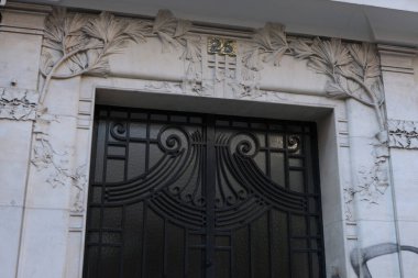 Art Nouveau 'nun cephelerindeki resimler, çiçek desenleri, kıvrımlı çizgiler, kapılar ve daha fazlası. Mimarlık 20. yüzyılın başından kalma..