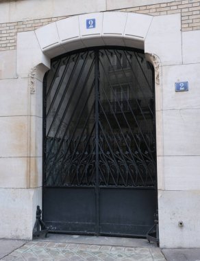 Art Nouveau 'nun cephelerindeki resimler, çiçek desenleri, kıvrımlı çizgiler, kapılar ve daha fazlası. Mimarlık 20. yüzyılın başından kalma..