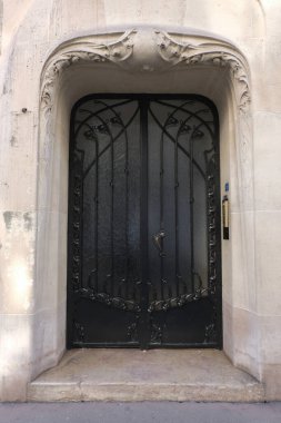 Art Nouveau 'nun cephelerindeki resimler, çiçek desenleri, kıvrımlı çizgiler, kapılar ve daha fazlası. Mimarlık 20. yüzyılın başından kalma..