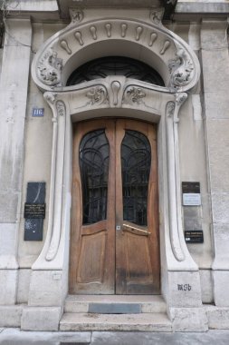 Art Nouveau 'nun cephelerindeki resimler, çiçek desenleri, kıvrımlı çizgiler, kapılar ve daha fazlası. Mimarlık 20. yüzyılın başından kalma..