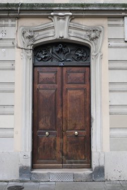 Art Nouveau 'nun cephelerindeki resimler, çiçek desenleri, kıvrımlı çizgiler, kapılar ve daha fazlası. Mimarlık 20. yüzyılın başından kalma..