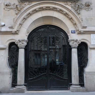 Art Nouveau 'nun cephelerindeki resimler, çiçek desenleri, kıvrımlı çizgiler, kapılar ve daha fazlası. Mimarlık 20. yüzyılın başından kalma..