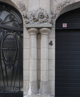 Art Nouveau 'nun cephelerindeki resimler, çiçek desenleri, kıvrımlı çizgiler, kapılar ve daha fazlası. Mimarlık 20. yüzyılın başından kalma..