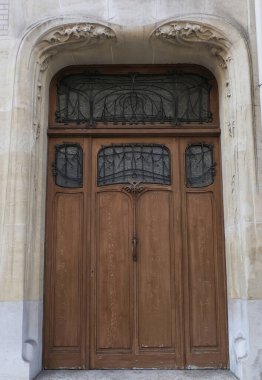 Art Nouveau 'nun cephelerindeki resimler, çiçek desenleri, kıvrımlı çizgiler, kapılar ve daha fazlası. Mimarlık 20. yüzyılın başından kalma..