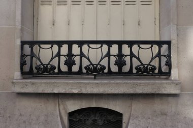 Art Nouveau 'nun cephelerindeki resimler, çiçek desenleri, kıvrımlı çizgiler, kapılar ve daha fazlası. Mimarlık 20. yüzyılın başından kalma..