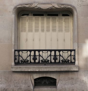 Art Nouveau 'nun cephelerindeki resimler, çiçek desenleri, kıvrımlı çizgiler, kapılar ve daha fazlası. Mimarlık 20. yüzyılın başından kalma..