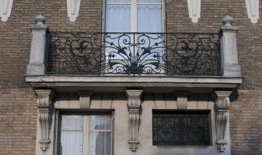 Art Nouveau 'nun cephelerindeki resimler, çiçek desenleri, kıvrımlı çizgiler, kapılar ve daha fazlası. Mimarlık 20. yüzyılın başından kalma..