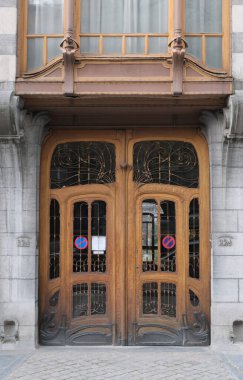 Art Nouveau 'nun cephelerindeki resimler, çiçek desenleri, kıvrımlı çizgiler, kapılar ve daha fazlası. Mimarlık 20. yüzyılın başından kalma..