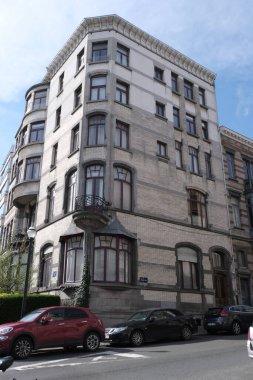 Art Nouveau 'nun cephelerindeki resimler, çiçek desenleri, kıvrımlı çizgiler, kapılar ve daha fazlası. Mimarlık 20. yüzyılın başından kalma..