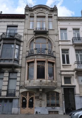 Art Nouveau 'nun cephelerindeki resimler, çiçek desenleri, kıvrımlı çizgiler, kapılar ve daha fazlası. Mimarlık 20. yüzyılın başından kalma..