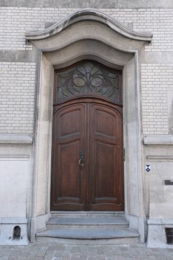 Art Nouveau 'nun cephelerindeki resimler, çiçek desenleri, kıvrımlı çizgiler, kapılar ve daha fazlası. Mimarlık 20. yüzyılın başından kalma..