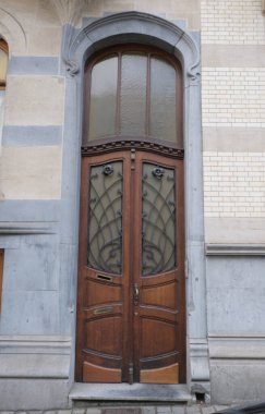 Art Nouveau 'nun cephelerindeki resimler, çiçek desenleri, kıvrımlı çizgiler, kapılar ve daha fazlası. Mimarlık 20. yüzyılın başından kalma..