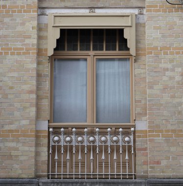 Art Nouveau 'nun cephelerindeki resimler, çiçek desenleri, kıvrımlı çizgiler, kapılar ve daha fazlası. Mimarlık 20. yüzyılın başından kalma..