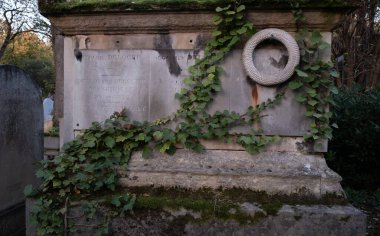 Çeşitli elementleri ele geçiren tırmanma tesisleri. Köy ve mezarlık alanlarında vuruldu.