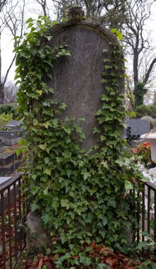 Çeşitli elementleri ele geçiren tırmanma tesisleri. Köy ve mezarlık alanlarında vuruldu.