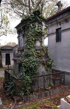 Çeşitli elementleri ele geçiren tırmanma tesisleri. Köy ve mezarlık alanlarında vuruldu.