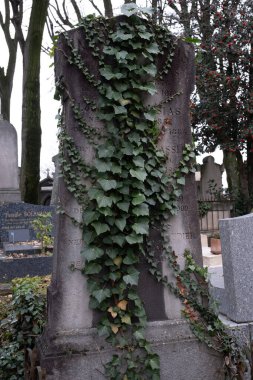 Çeşitli elementleri ele geçiren tırmanma tesisleri. Köy ve mezarlık alanlarında vuruldu.