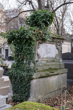 Çeşitli elementleri ele geçiren tırmanma tesisleri. Köy ve mezarlık alanlarında vuruldu.