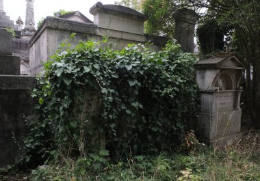 Çeşitli elementleri ele geçiren tırmanma tesisleri. Köy ve mezarlık alanlarında vuruldu.