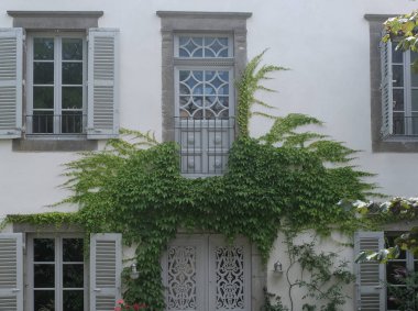 Çeşitli elementleri ele geçiren tırmanma tesisleri. Köy ve mezarlık alanlarında vuruldu.