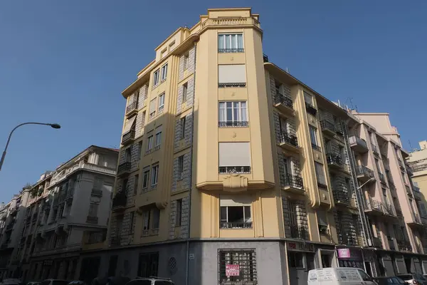 Art Deco bina cepheleri, geometrik dekorasyonlar, süsler ve daha fazlası. 20. yüzyılın başından itibaren mimarlık. Paris, Nice ve Brüksel 'de çekildi. Fransa ve Belçika.