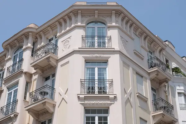 Art Deco bina cepheleri, geometrik dekorasyonlar, süsler ve daha fazlası. 20. yüzyılın başından itibaren mimarlık. Paris, Nice ve Brüksel 'de çekildi. Fransa ve Belçika.