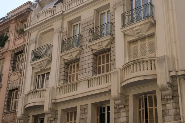 Art Deco bina cepheleri, geometrik dekorasyonlar, süsler ve daha fazlası. 20. yüzyılın başından itibaren mimarlık. Paris, Nice ve Brüksel 'de çekildi. Fransa ve Belçika.