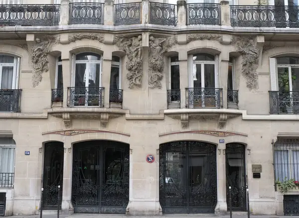 Art Nouveau 'nun cephelerindeki resimler, çiçek desenleri, kıvrımlı çizgiler, kapılar ve daha fazlası. Mimarlık 20. yüzyılın başından kalma..