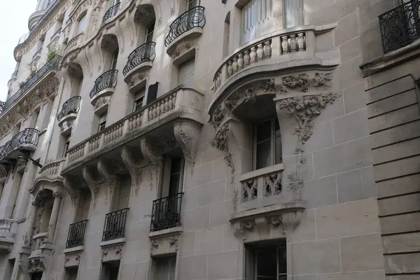 Art Nouveau 'nun cephelerindeki resimler, çiçek desenleri, kıvrımlı çizgiler, kapılar ve daha fazlası. Mimarlık 20. yüzyılın başından kalma..